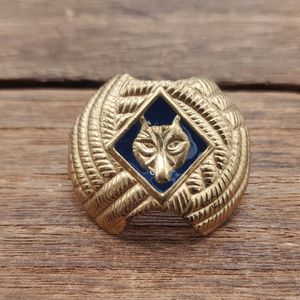 Gold Tone Wolf Emblem Scarf Clip‎ Overflow